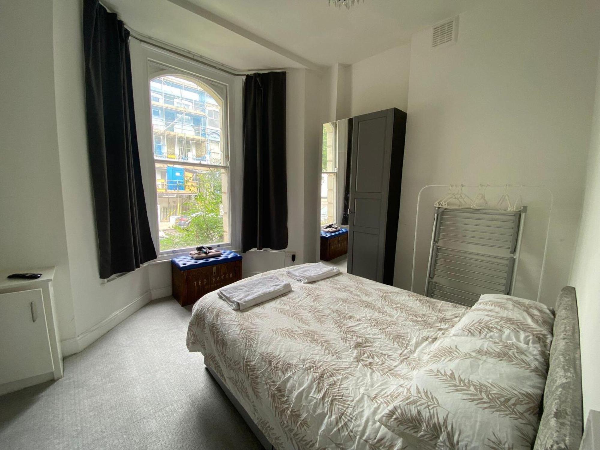 Bustling Western Apartment London Eksteriør billede